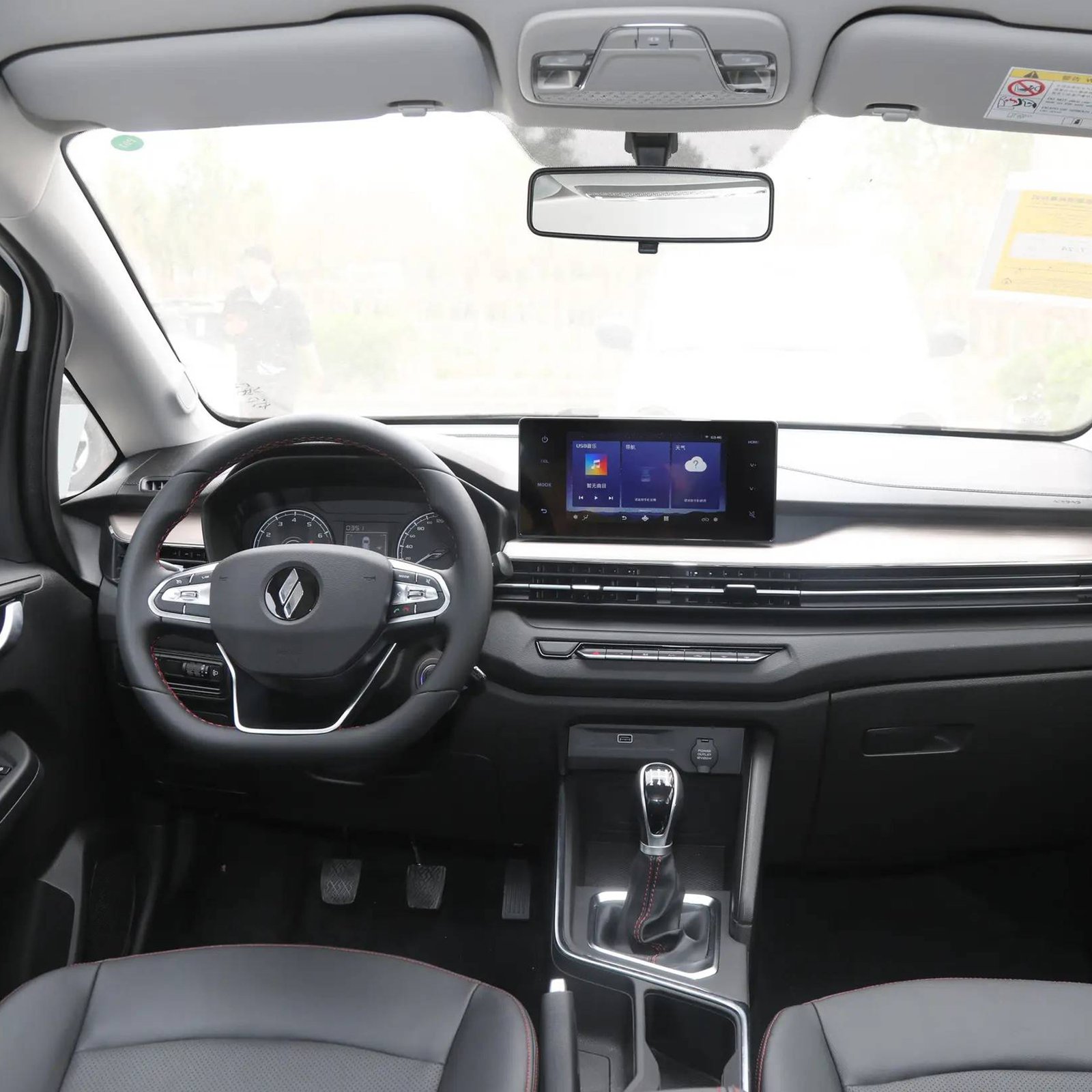 لوحة قيادة السيارة من الداخل